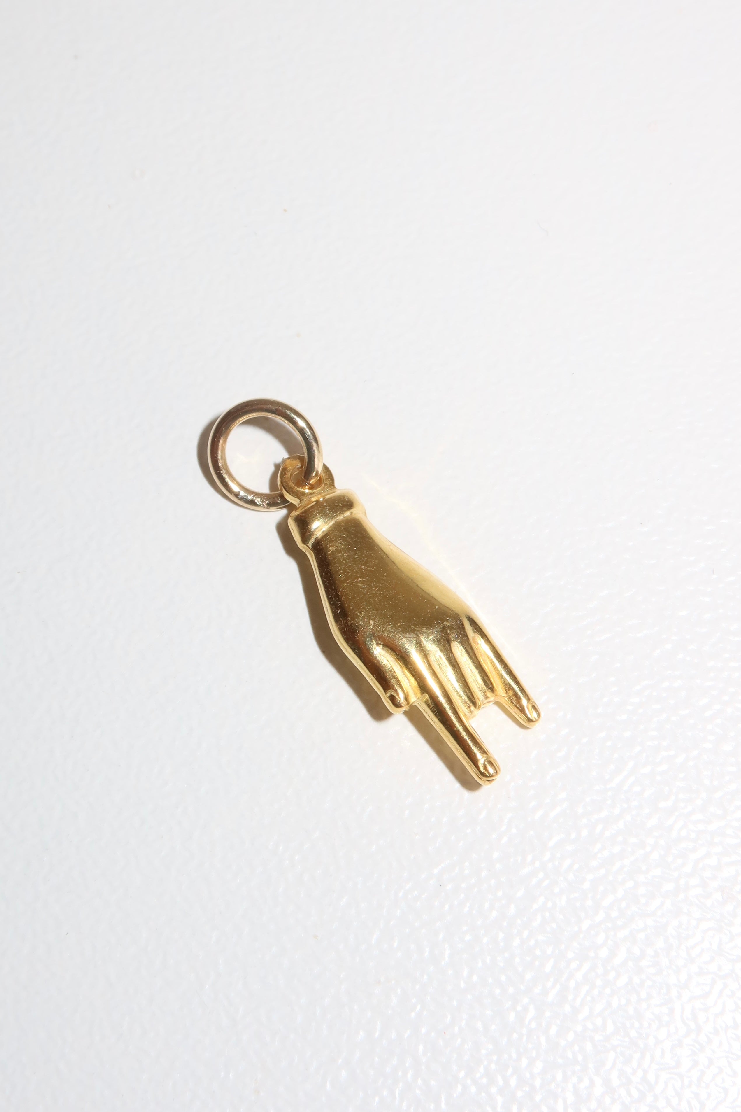 Charm Mano Iconica Gold